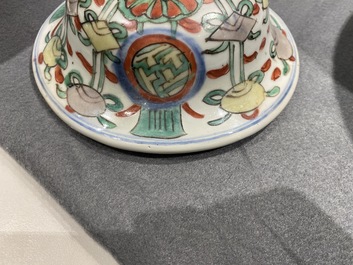 Un vase couvert en porcelaine de Chine wucai, &eacute;poque Transition